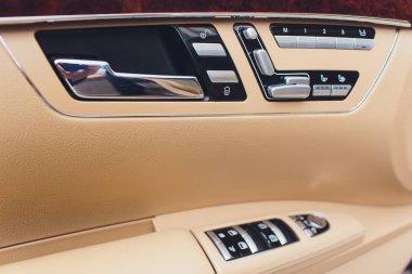 Arabanın kapısında kontrol paneli. Ayar kolları ile araç kapı kolu.