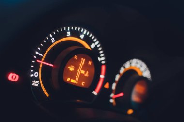 Set araba çizgi panoları benzinli metre, yakıt ölçer, siyah arka plan kavramı uyarı yağ kontrol.