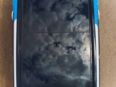 Bir araba Otomotiv closeup panoramik sunroof. drone yansıması