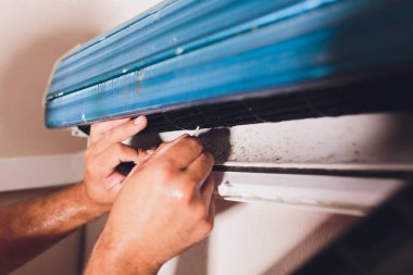 Erkek teknisyen kapalı klima temizlik. Hizmet