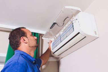 Erkek teknisyen kapalı klima temizlik. Hizmet