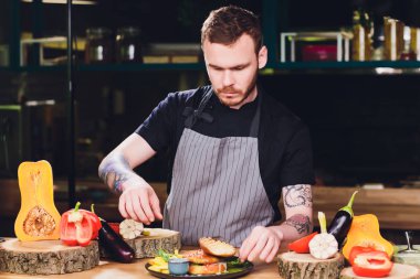 Sağlıklı vejetaryen somon burgerler açık yapma açık mutfak, odprta kuhna, uluslararası gıda festival olay Şef. Sokak gıda gıda durak üzerinde hizmet hazır.