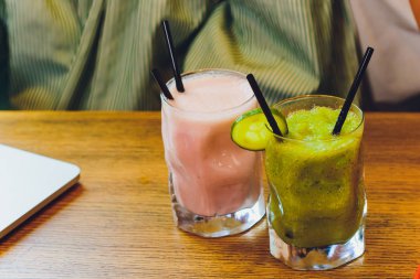 Ahşap rustik masaya meyve yüzlü ile nane yaprakları.