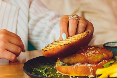 Marul ile kepekli çörek vejetaryen mercimek burger, domates ve salatalık Patates kızartması Seçici Odak eşliğinde, Sandviç ön odaklanın.