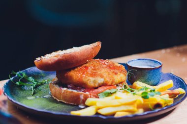 Marul ile kepekli çörek vejetaryen mercimek burger, domates ve salatalık Patates kızartması Seçici Odak eşliğinde, Sandviç ön odaklanın.