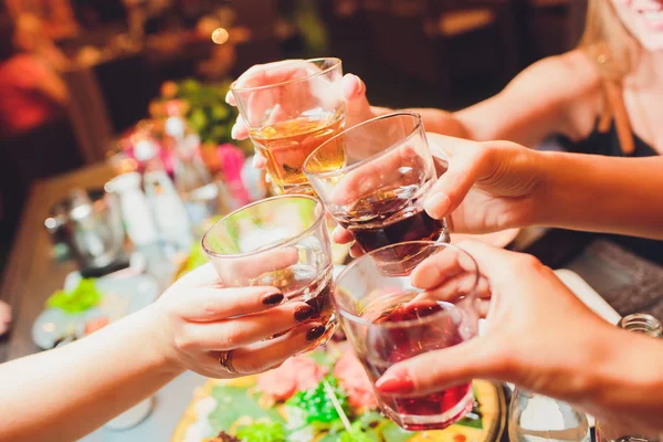 Kırmızı şarap sunulan tablo üzerinden tungur gözlüklü insan eli.