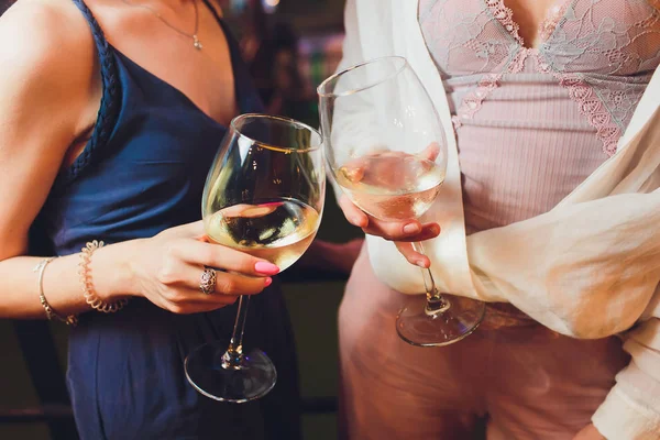 Kırmızı şarap sunulan tablo üzerinden tungur gözlüklü insan eli.