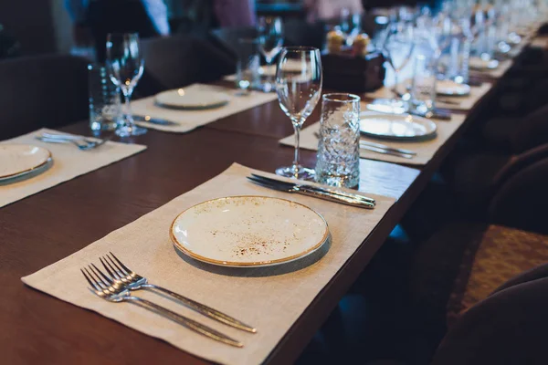 restoranda lüks sofra güzel masa ayarı.