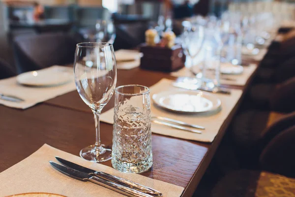 Luxe servies mooie tafel setting in restaurant. — Stockfoto