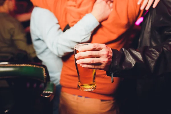 Bicchiere da cocktail in mano da donna con bar sul retro . — Foto Stock