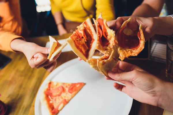 Stukje pizza kaas korst zeevruchten topping saus. met paprika groenten heerlijke smakelijke Fast food Italiaanse traditionele en frisdrank koolzuurhoudende vers op houten bord tabel Classic. — Stockfoto