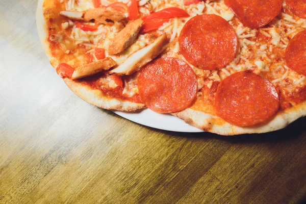 ピザチーズのスライスは、シーフードトッピングソースを粉砕。ピーマン野菜おいしいおいしいファーストフードイタリアの伝統的なソフトドリンク炭酸の木製ボードテーブルクラシックで新鮮な炭酸. — ストック写真