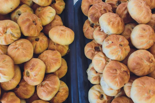 Preparación de pestañas. Tartas de carne rusas tradicionales belyashi. pestañas en una mesa. Cocina rusa, baskir y tártara . — Foto de Stock