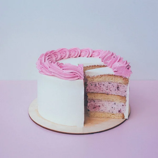 Um corte de bolo com chantilly no fundo da mesa . — Fotografia de Stock