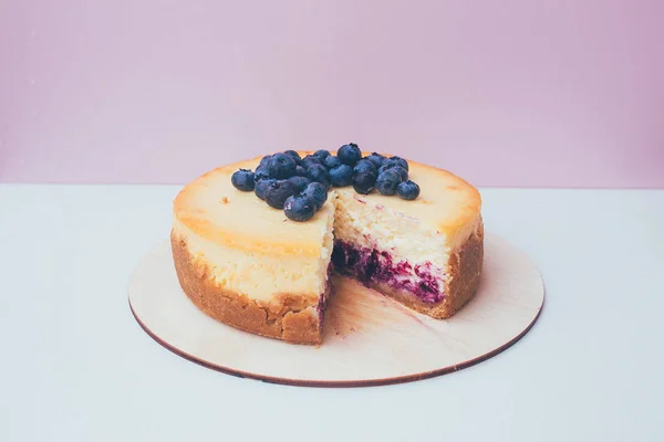 Um corte de bolo com chantilly no fundo da mesa . — Fotografia de Stock