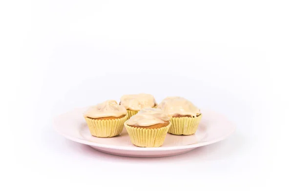 Γλυκό επιδόρπιο, κεκάκι με κρέμα βουτύρου απομονωμένη σε λευκό φόντο. — Φωτογραφία Αρχείου