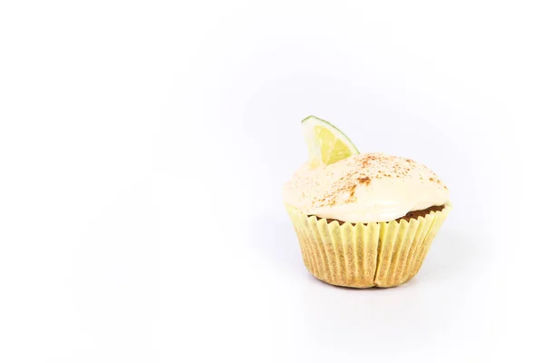 Süßes Dessert, Cupcake mit Buttercreme isoliert auf weißem Hintergrund. — Stockfoto