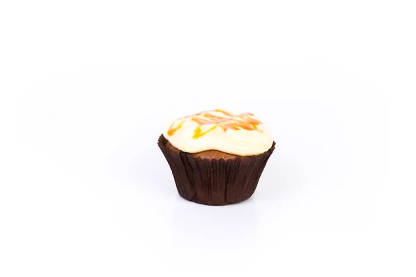 Süßes Dessert, Cupcake mit Buttercreme isoliert auf weißem Hintergrund. — Stockfoto