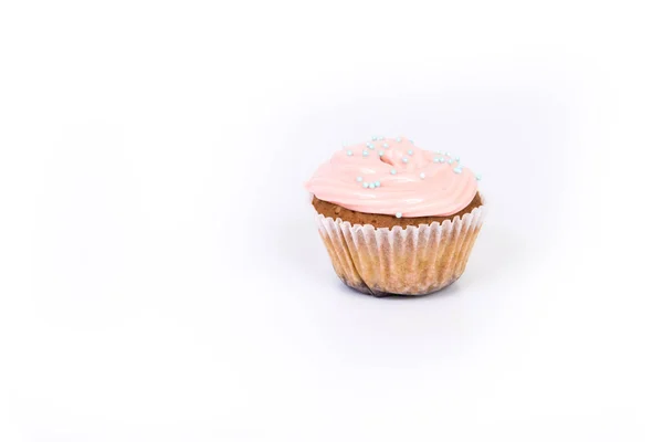 Postre dulce, magdalena con crema de mantequilla aislada sobre fondo blanco . — Foto de Stock