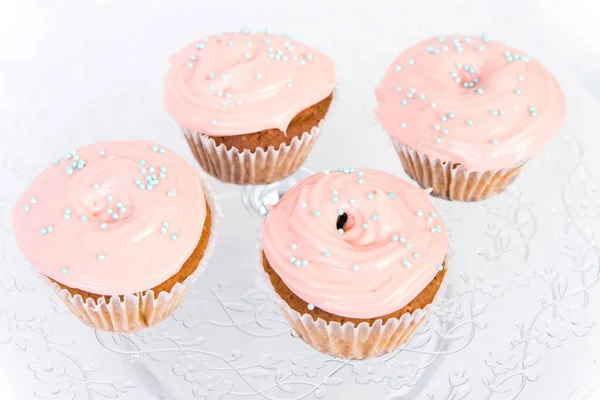 Süßes Dessert, Cupcake mit Buttercreme isoliert auf weißem Hintergrund. — Stockfoto