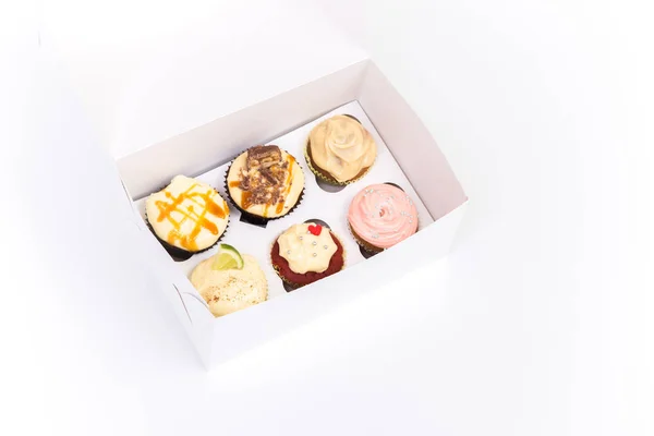 Süßes Dessert, Cupcake mit Buttercreme isoliert auf weißem Hintergrund. — Stockfoto