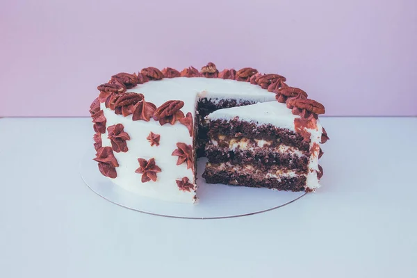 Um corte de bolo com chantilly no fundo da mesa . — Fotografia de Stock