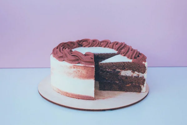 Um corte de bolo com chantilly no fundo da mesa . — Fotografia de Stock