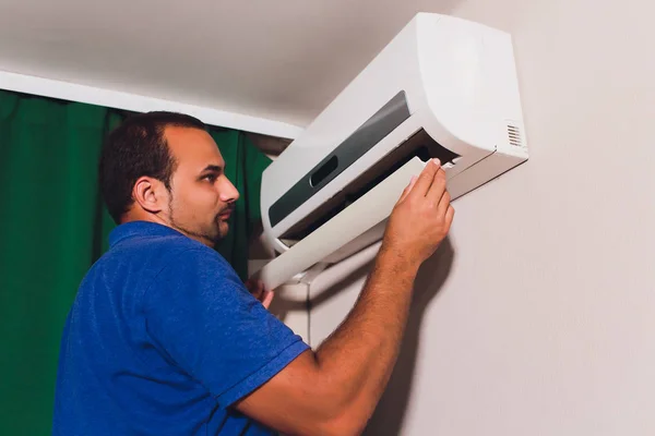 Male technician cleaning air conditioner indoors. service — Stock Photo, Image