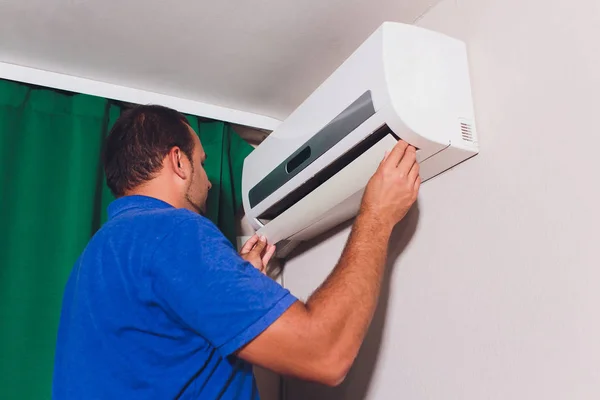 Técnico masculino limpeza ar condicionado dentro de casa. serviço — Fotografia de Stock