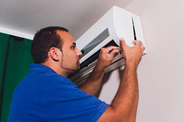 Male technician cleaning air conditioner indoors. service — Stock Photo, Image