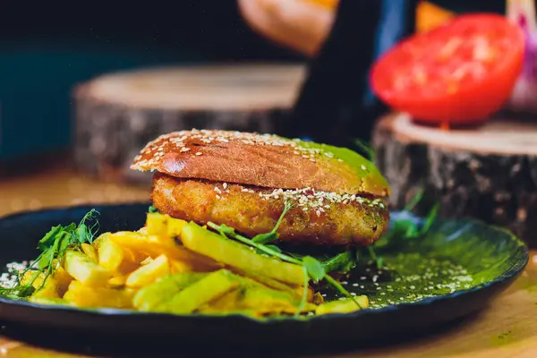 Hamburguesa vegetariana de lentejas en pan integral con lechuga, tomate y pepino acompañada de papas fritas Selective Focus, Focus en la parte delantera del sándwich . —  Fotos de Stock