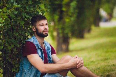 Eğleniyor ve açık havada birlikte gülen genç Çift.