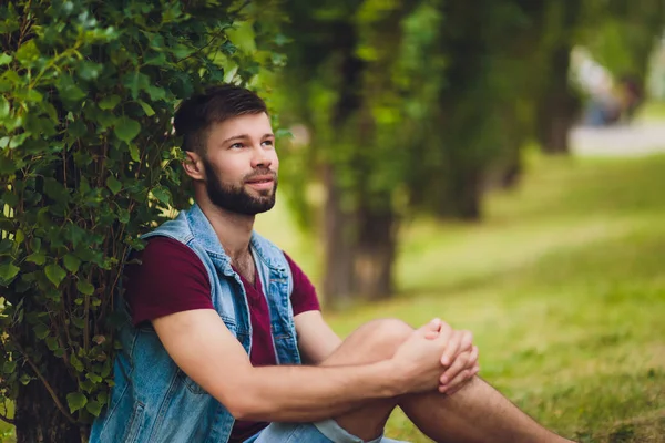 Eğleniyor ve açık havada birlikte gülen genç Çift.