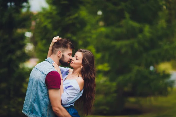 Alegre jovem casal se divertindo e rindo juntos ao ar livre . — Fotografia de Stock