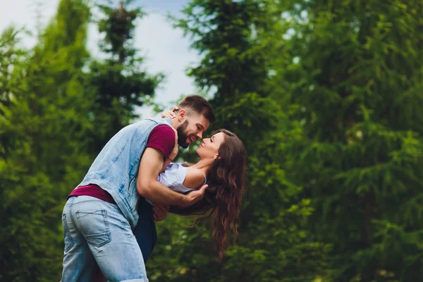 Eğleniyor ve açık havada birlikte gülen genç Çift.