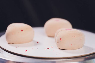 Şekerlemeci sprey tabancası kullanarak velour ile pasta süsler.