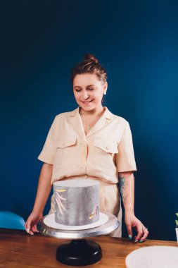 pasta şef katmanları üzerinde sünger kek kesme. Kek üretim süreci .yığınları kek kesip.