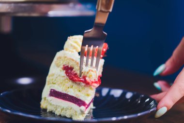 Üst makro çilek ile Vanilyalı dondurma kek.