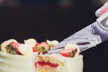 Üst makro çilek ile Vanilyalı dondurma kek.