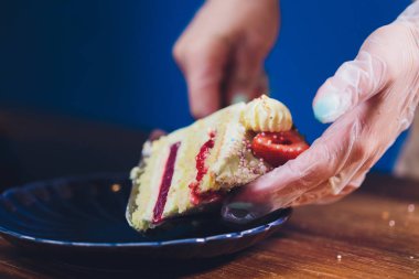 Üst makro çilek ile Vanilyalı dondurma kek.