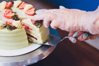 Üst makro çilek ile Vanilyalı dondurma kek.