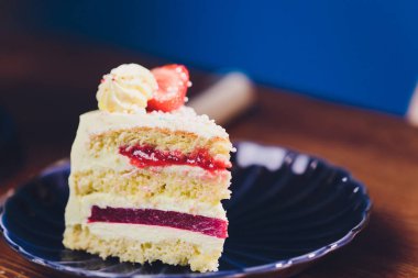 Üst makro çilek ile Vanilyalı dondurma kek.