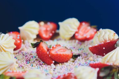 Üst makro çilek ile Vanilyalı dondurma kek.