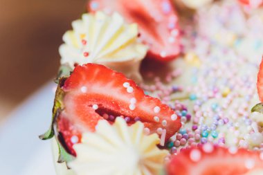 Üst makro çilek ile Vanilyalı dondurma kek.