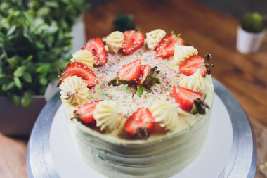 Üst makro çilek ile Vanilyalı dondurma kek.