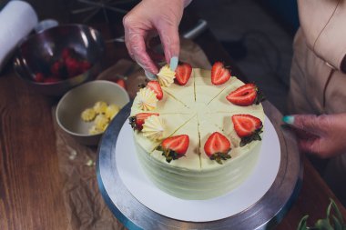 Şekerleme böğürtlen beyaz krema ile bisküvi kek ile dekore edilmiştir. Pasta ahşap bir masanın üzerinde duruyor. Ev yapımı pasta kavramı, pişirme kek.