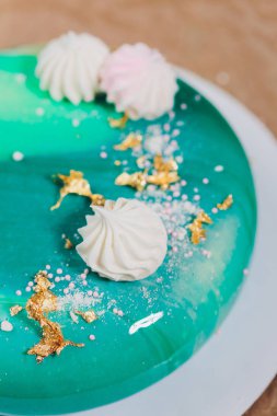 Modern Fransız mousse kek yeşil ayna sır ile. Bir menü veya bir şekerleme katalog için resim.