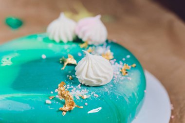 Modern Fransız mousse kek yeşil ayna sır ile. Bir menü veya bir şekerleme katalog için resim.