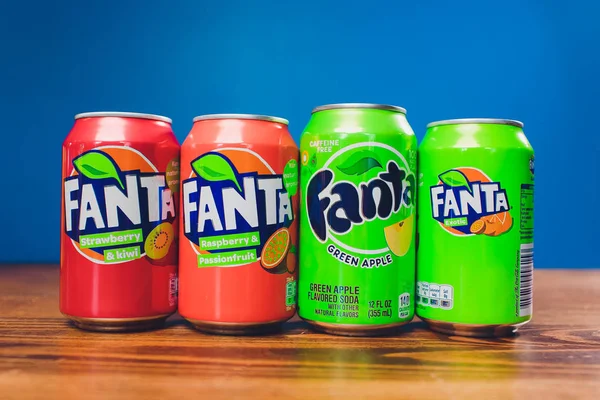 Ufa, Russia, 12 Juni 2019: kaleng soda lembut yang berbeda Fanta oleh perusahaan coca-cola di meja kayu, produk ditembak — Stok Foto