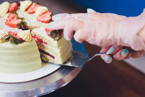 Üst makro çilek ile Vanilyalı dondurma kek.